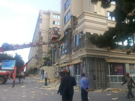 Bakıda bina üzlükləri sökülür - FOTOLAR