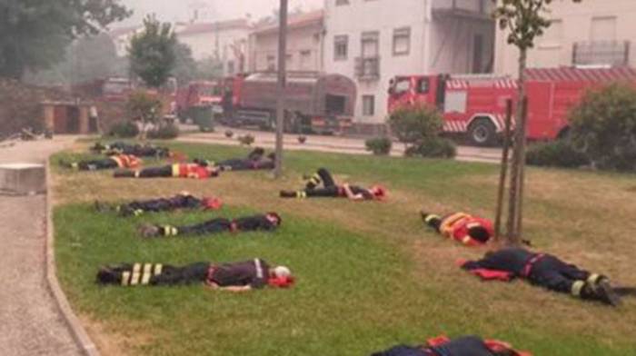 Le cauchemar et l'épuisement des pompiers portugais résumés en une photo
