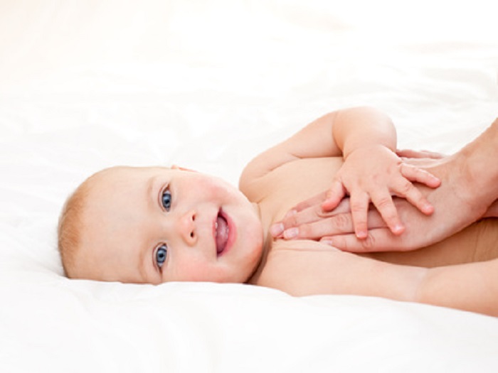 Bébé: massage aux huiles rassure les bébés 