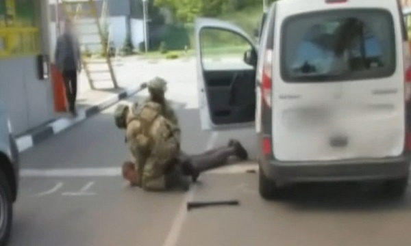 Ukraine: le Français soupçonné de trafic d`armes refuse de parler aux enquêteurs