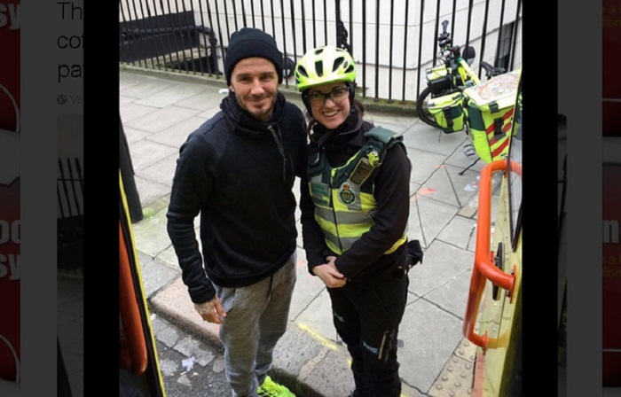 David Beckham aide les secouristes dans les rues de Londres