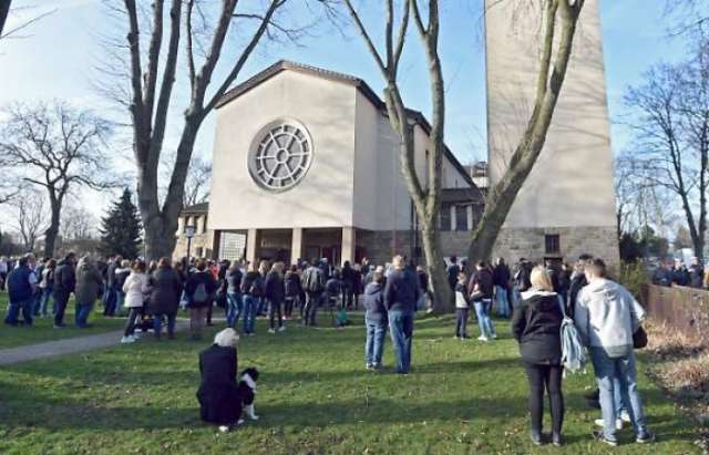 Rocker kommen zu Jadens Beerdigung