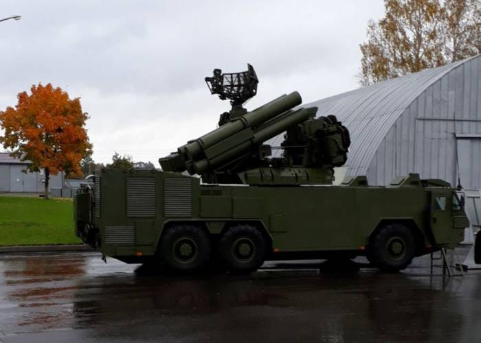 Aserbaidschans Verteidigungsminister wurde mit der belarussischen Militärproduktion vertraut gemacht