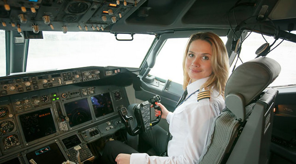 28 yaşlı ilk qadın pilot - FOTO