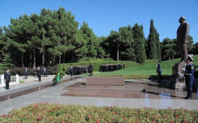 Turkmen president pays respect to Azerbaijan’s national leader Heydar Aliyev
