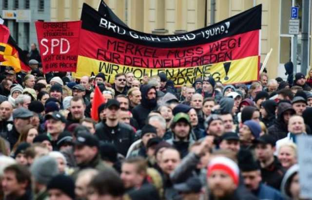 Menschen wollen gegen "Merkel-muss-weg"-Demo auf die Straße gehen