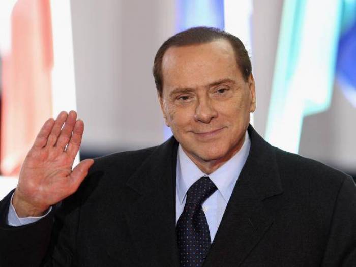 Berlusconi suggère le nom d'un général comme futur président du Conseil