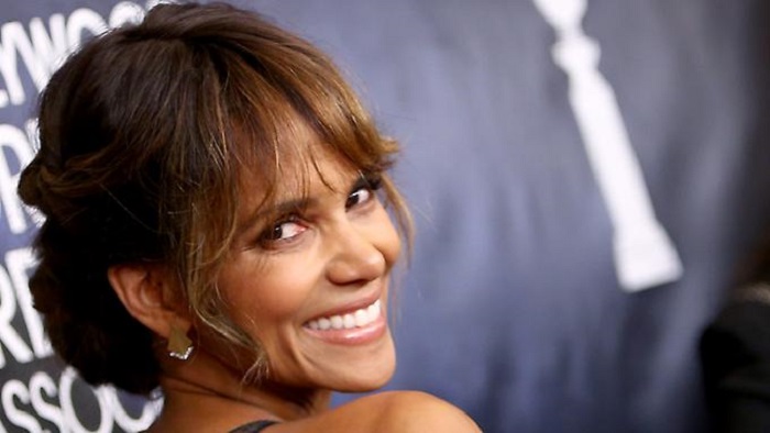 Halle Berry posiert, wie Gott sie schuf