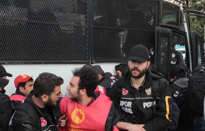 Turkish police fire tear gas at May Day demonstrators in Istanbul