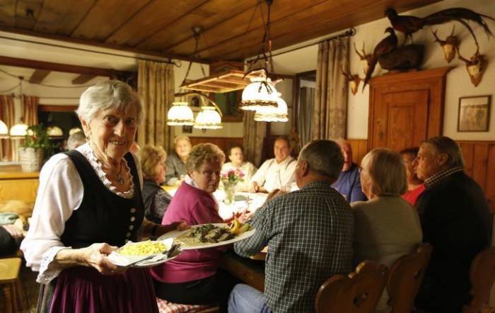Jeder dritte Betrieb will Mitarbeiter über Rente hinaus halten