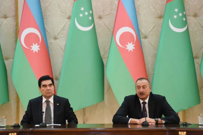 Les présidents azerbaïdjanais et turkmène font une déclaration à la presse