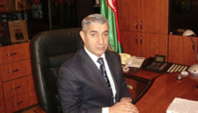 Nazir Eldar Mahmudovun qohumunu işdən çıxartdı