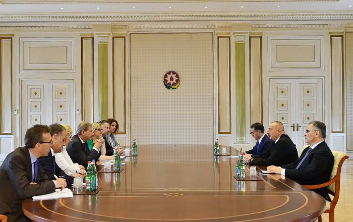 Ilham Aliyev rencontre une délégation menée par le commissaire de l’UE