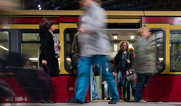 Dans le métro de Berlin, des publicités en arabe pour se faire envoyer la Bible