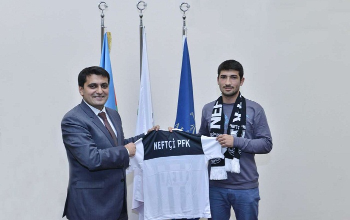 Neftchi FC Executive Director meets BHOS football fans