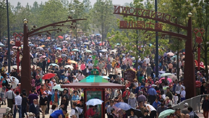 Tausende stürmen schon vor Eröffnung Chinas erstes Disneyland