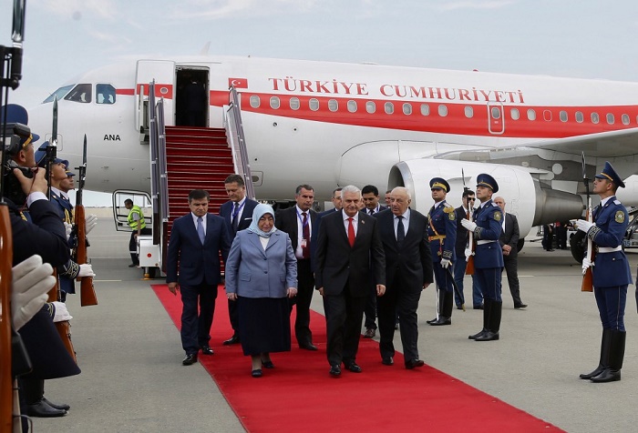 El premier  turco se encuentra en Bakú