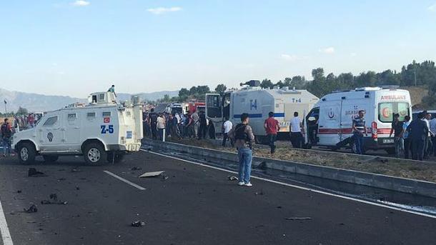 Cayeron mártires 6 policías en el ataque de bomba de la banda separatista PKK en Bingöl