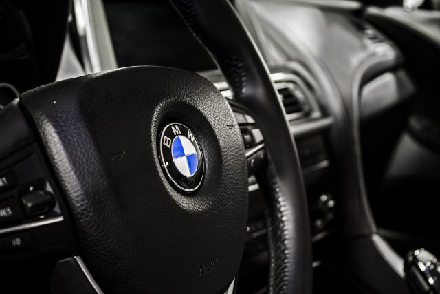 BMW enferme un voleur à distance dans sa voiture