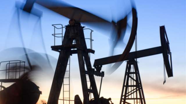 النفط يهبط بفعل القلق من زيادة إمدادات أوبك