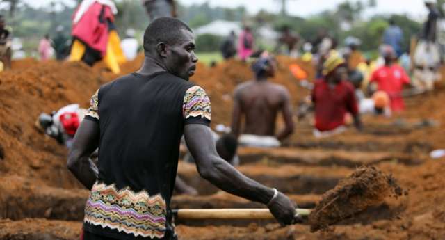 سيراليون تدفن 461 ضحية للانهيار الطيني واستمرار البحث عن مفقودين