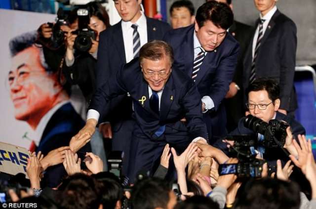 Korean President overshadowed by 'handsome' bodyguard