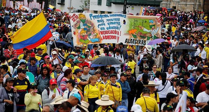 Maestros públicos de Colombia marcharon en Bogotá durante tercera semana de paro