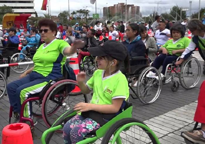 Bogotá se propone batir el récord mundial de ejercicios en sillas de ruedas