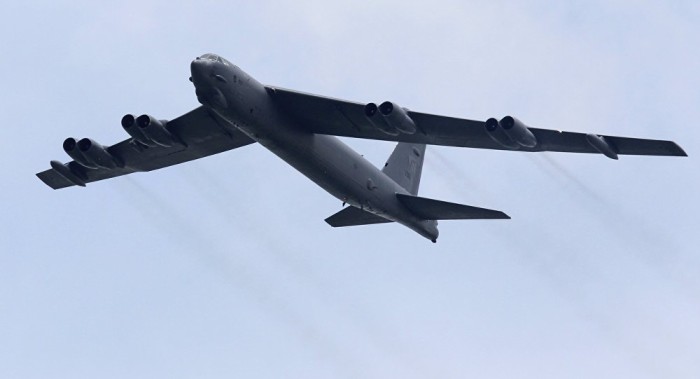 Un bombardero estadounidense B-52 pierde un motor en pleno vuelo