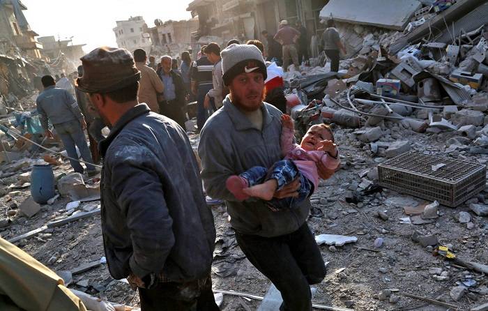 Más de 50 civiles muertos tras el bombardeo de un mercado en la zona rebelde de Siria