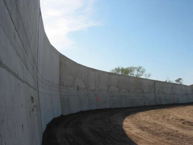 Turkey building wall on border with Iran