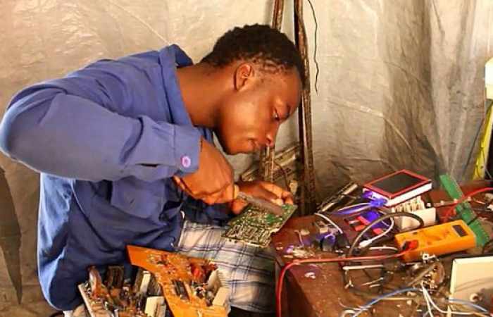 Au Congo, ce génie transforme les déchets en appareils électroniques