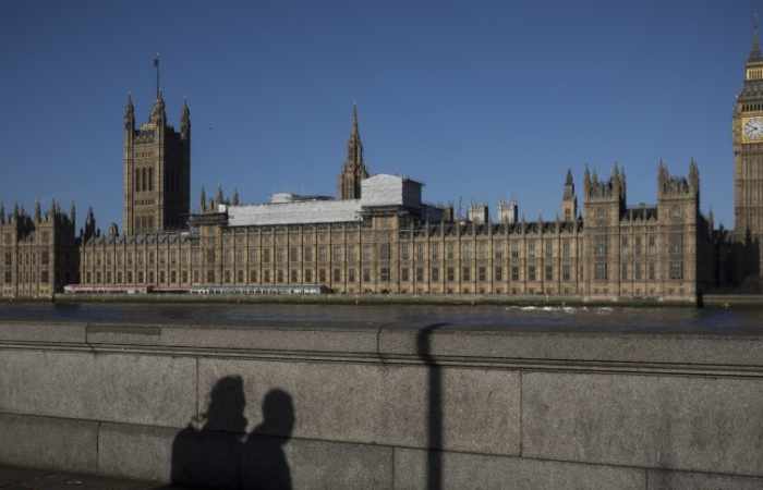 Schüsse vor britischem Parlament