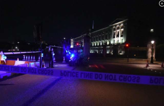 2 police hurt arresting man with knife at Buckingham Palace