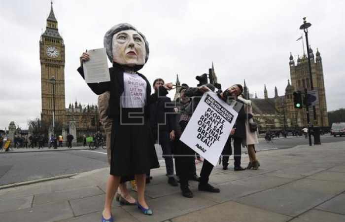 Activistas protestan contra el "brexit" con una marioneta de Theresa May