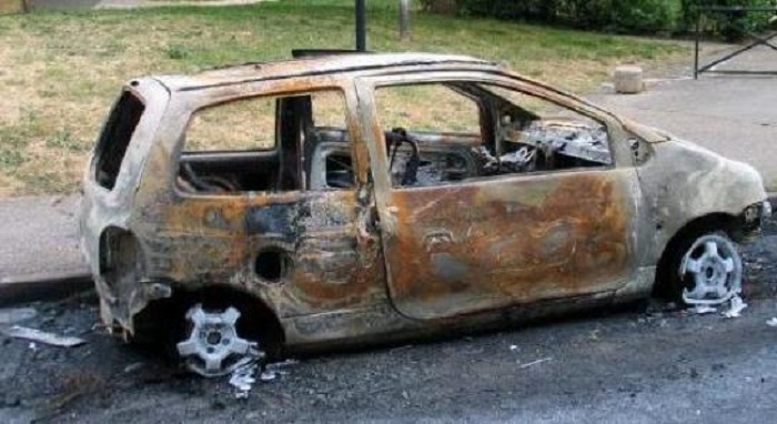 Il vend la voiture brûlée de ses beaux-parents