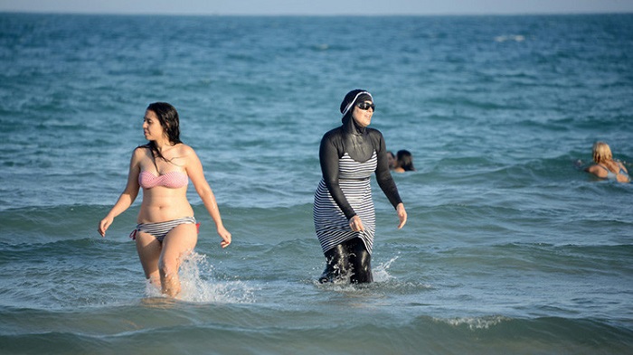 Los franceses salen a la playa para protestar contra el `burkini`