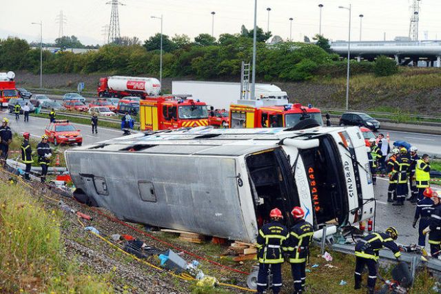 Avtobus yük maşını ilə toqquşdu - 12 ölü