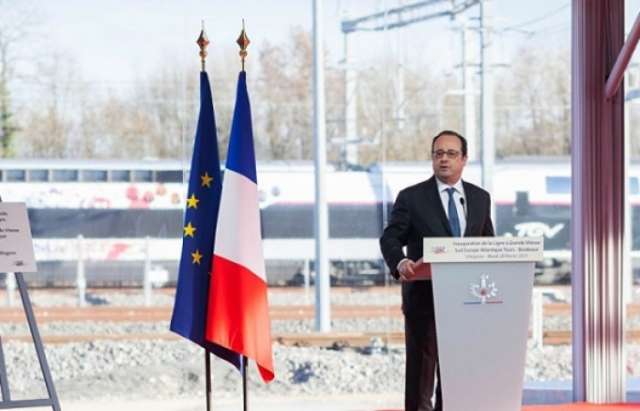 Officer Accidentally Opens Fire at Hollande Speech, Two Injured