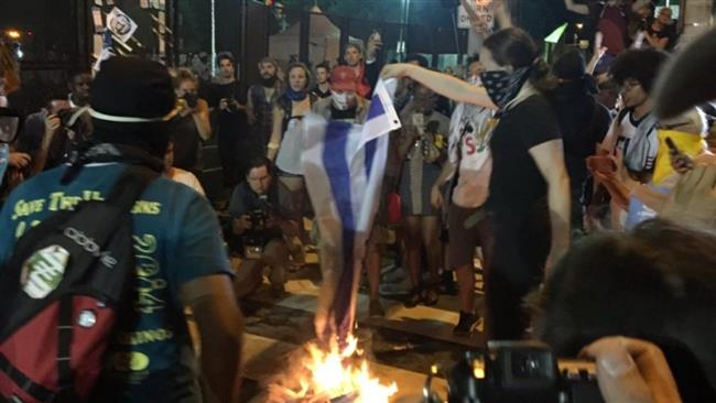 Des protestataires ont brulé le drapeau américain 