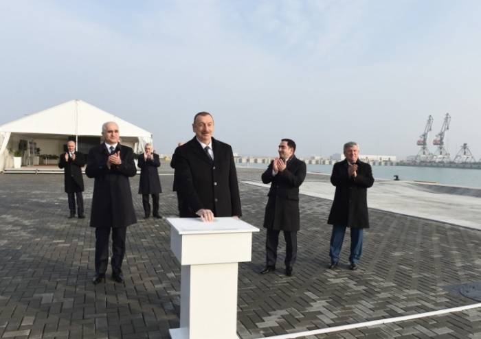 Ilham Aliyev weiht RO-RO-Terminal im internationalen Seeverkehrshafen ein