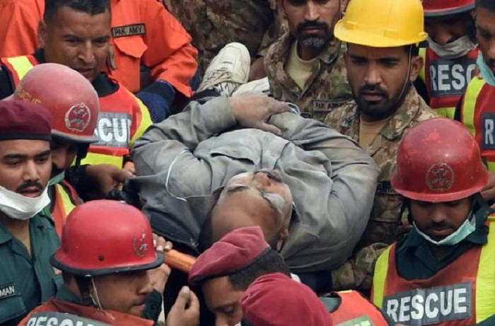 Usine effondrée au Pakistan: peu d`espoir de trouver des survivants