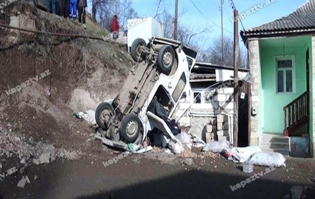 Maşın evin həyətinə aşdı, sürücü öldü