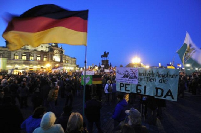 Le mouvement islamophobe Pegida dans la rue à Dresde