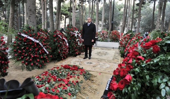 President Ilham Aliyev visits grave of academician Jalal Aliyev