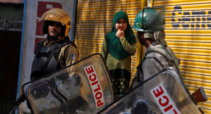 Las fuerzas del orden indias abaten a dos radicales en Cachemira 