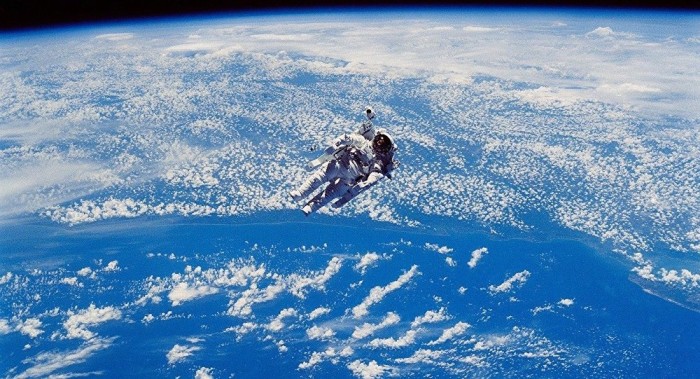 ¿Podría el cadáver de un astronauta llevar vida a otro planeta?