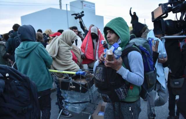 Calais Mayor bans charities from handing out meals to migrants