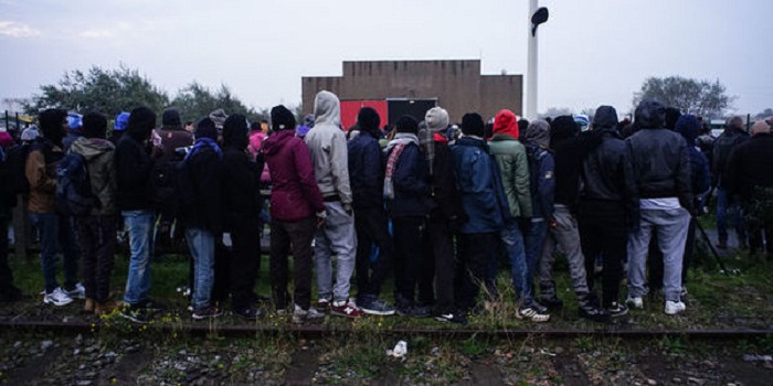 Calais: départ du dernier car de migrants