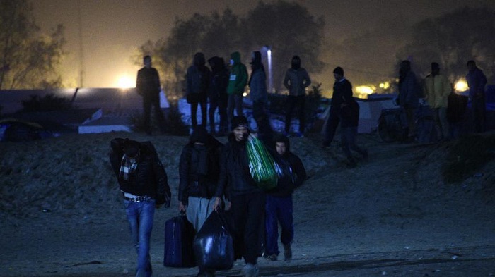 Les migrants commencent à évacuer la «jungle» de Calais - VIDEO